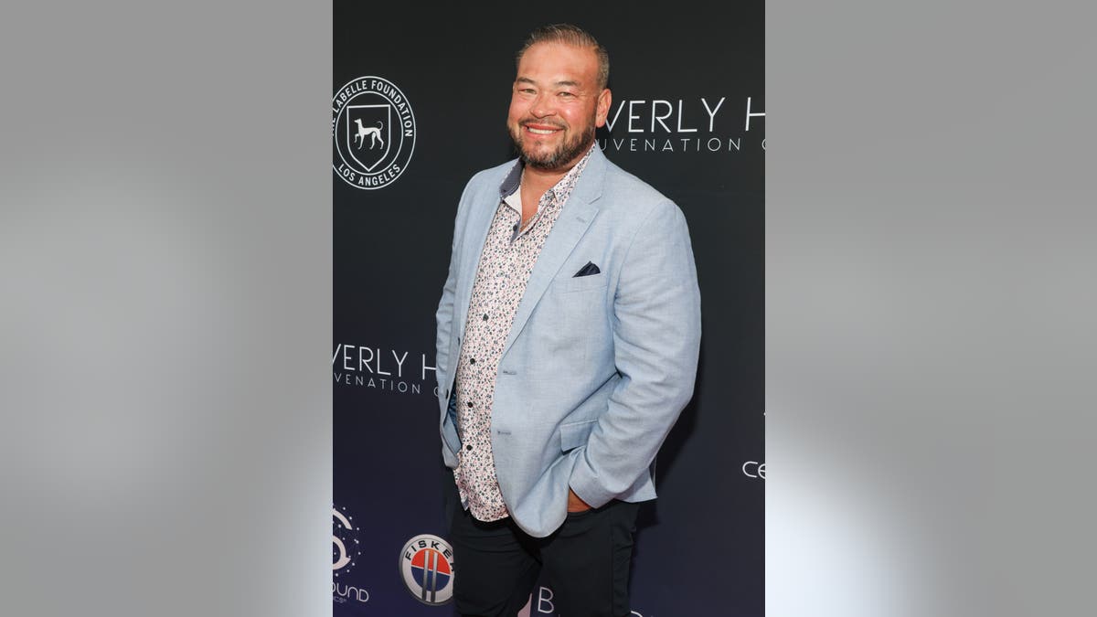 full length of Jon Gosselin on the red carpet