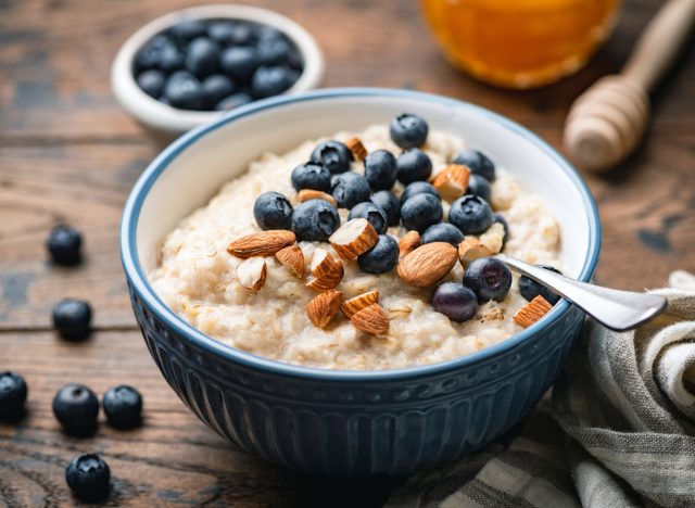 Oats with berries concept of how many calories for breakfast to lose weight